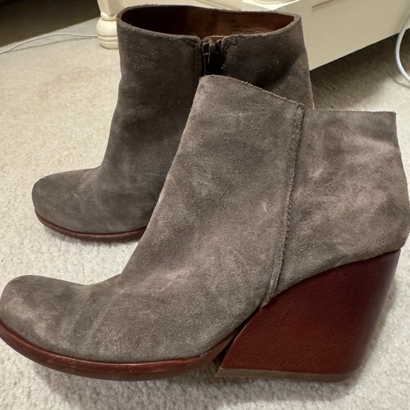 Booties stacked cool heel detail 7. - Picture 1 of 7